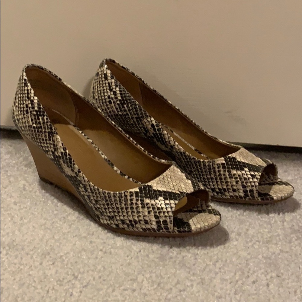 Women’s 8.5 Susina Snake Skin Wedge Heel, EUC